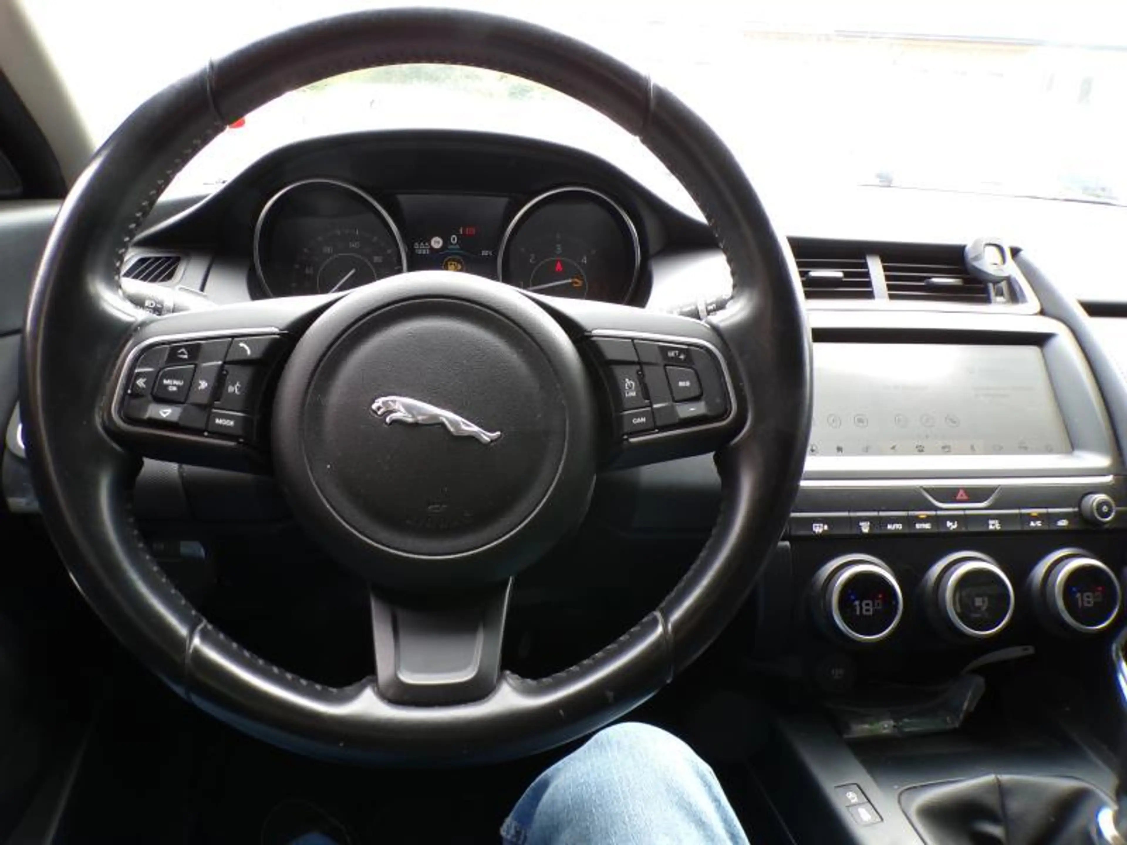 Jaguar E-Pace 2.0D 150cv Gris 08/20 70.145km Airco GPS Bluetooth — photo 8