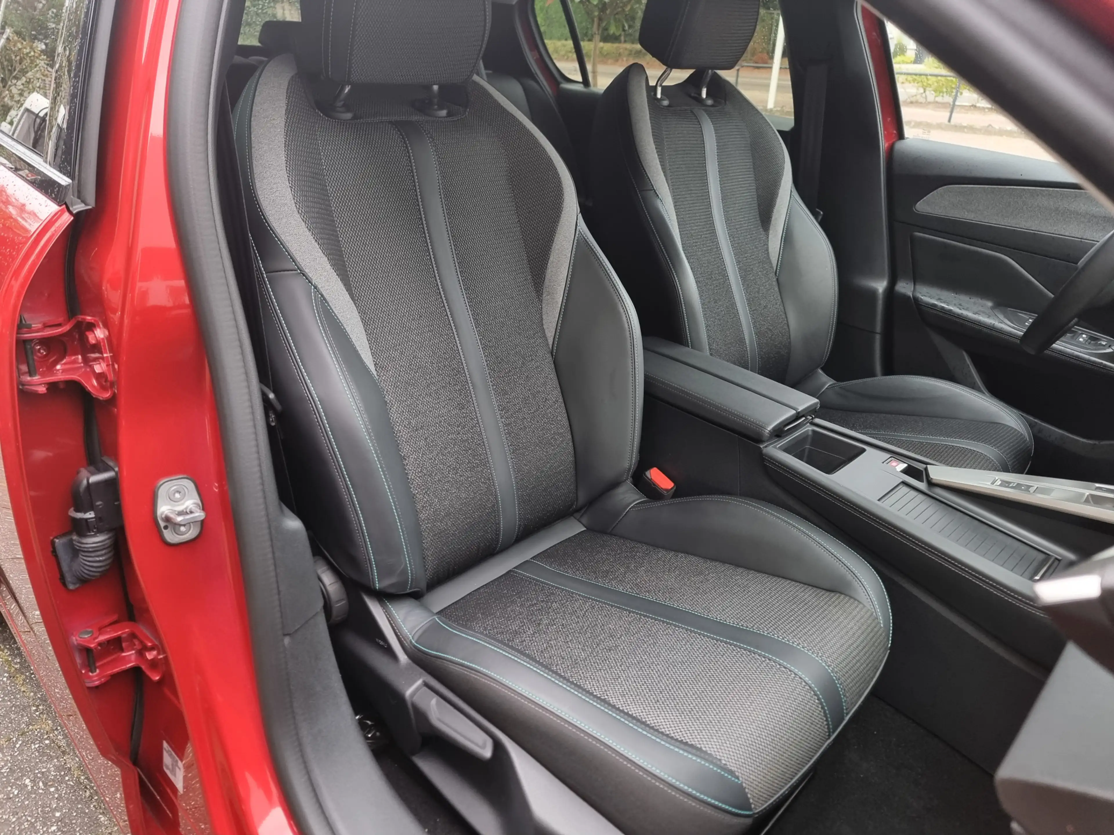 Peugeot 308 1.6 Plug-in Hybrid 180 Allure | 32dkm | 2024 | Ad. — photo 29