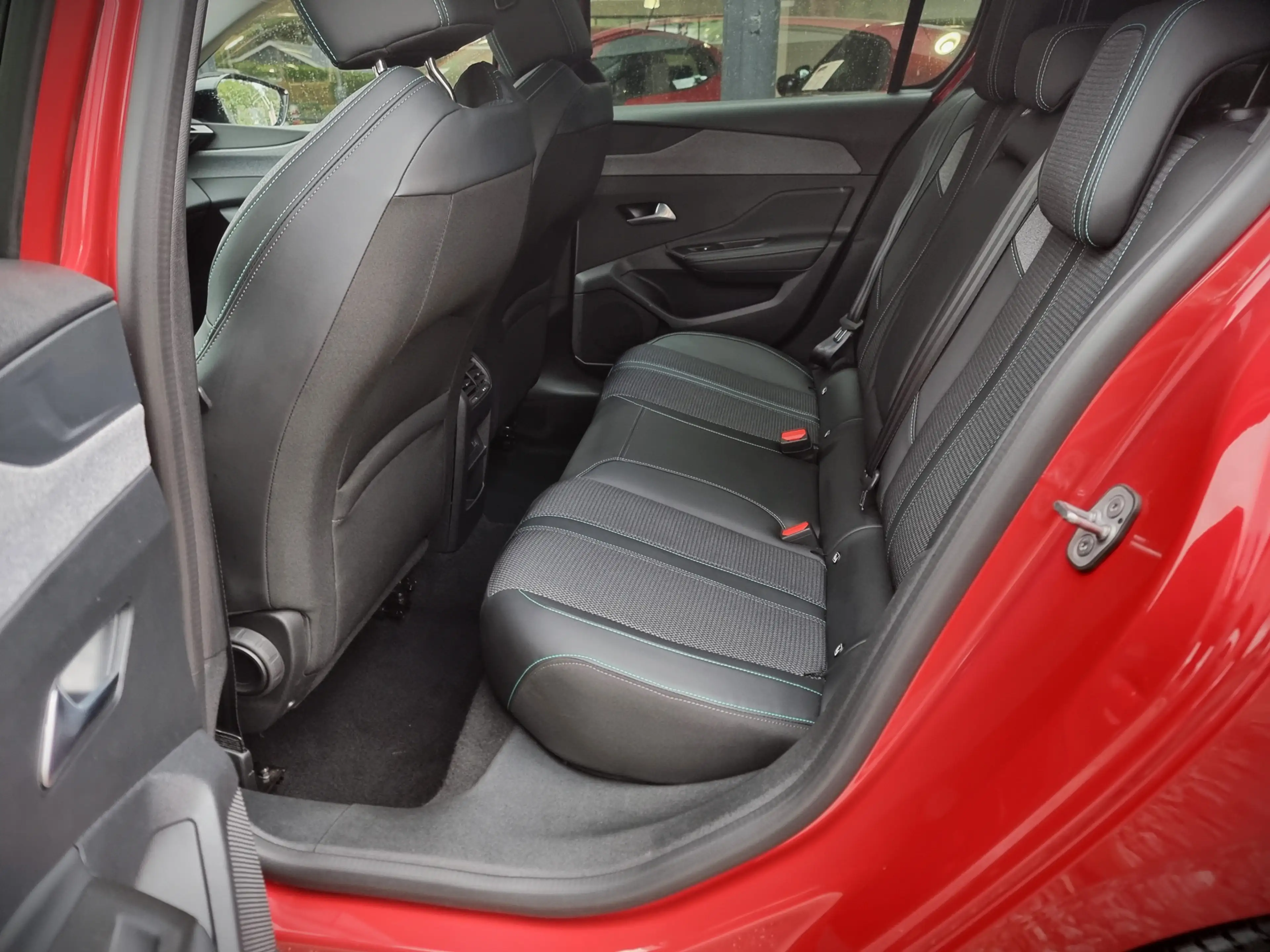 Peugeot 308 1.6 Plug-in Hybrid 180 Allure | 32dkm | 2024 | Ad. — photo 27