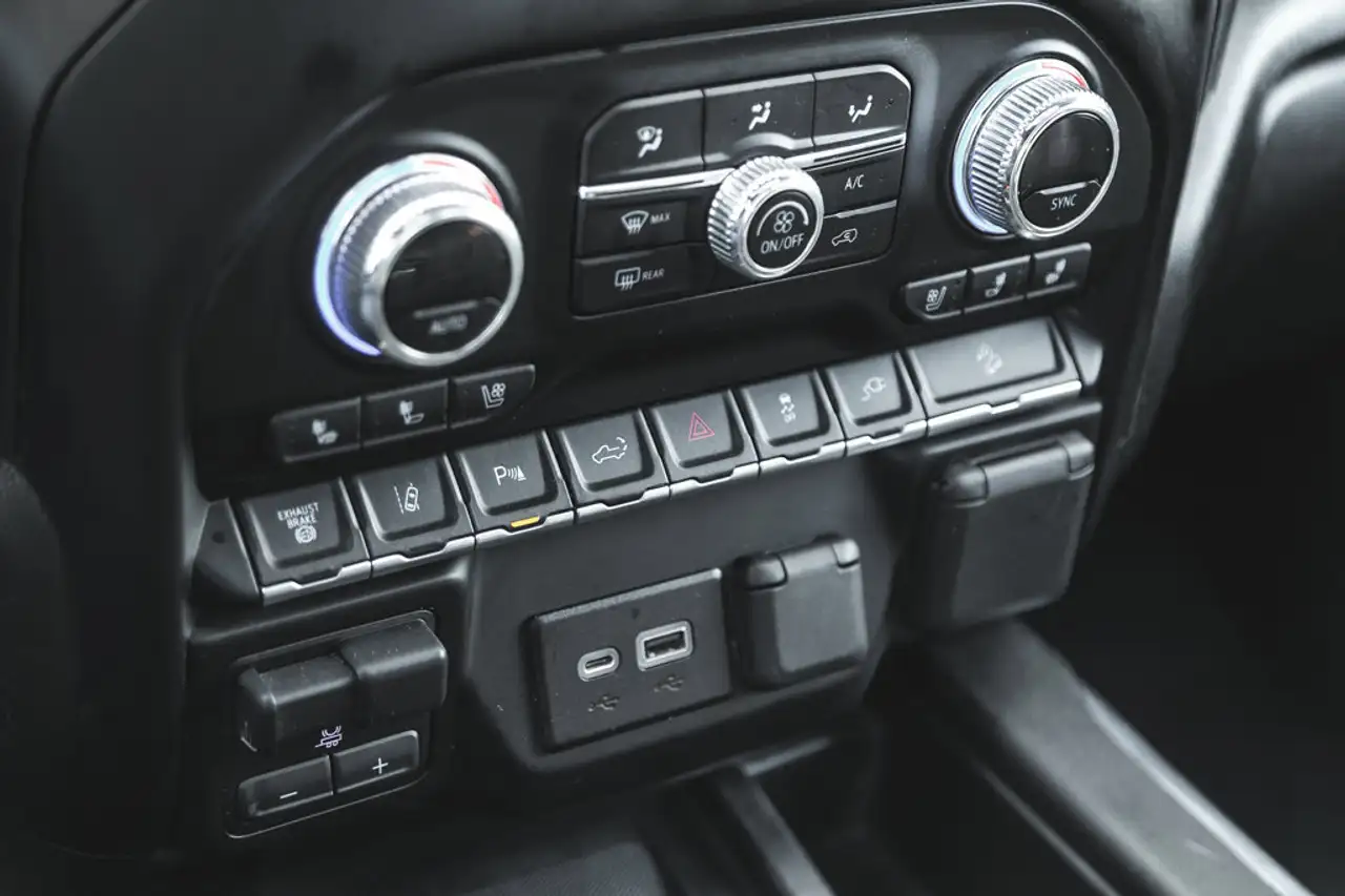 GMC Sierra 3500HD снимка GMC Sierra 3500HD