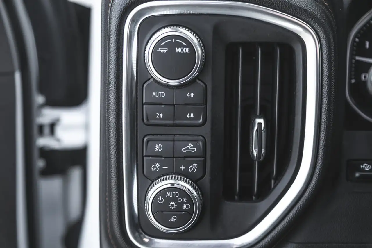 GMC Sierra 3500HD снимка GMC Sierra 3500HD