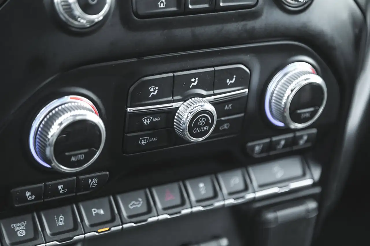 GMC Sierra 3500HD снимка GMC Sierra 3500HD