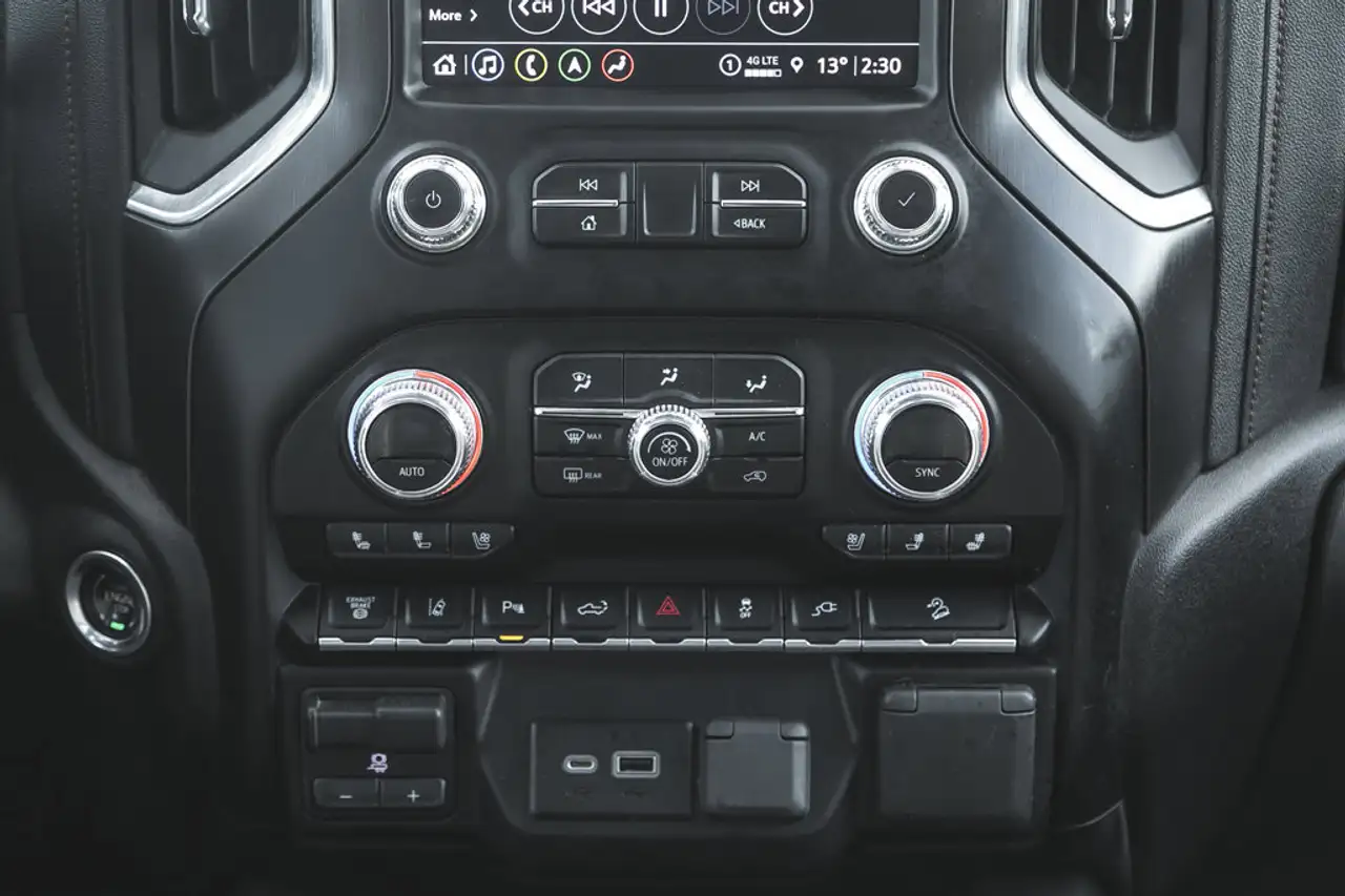 GMC Sierra 3500HD снимка GMC Sierra 3500HD