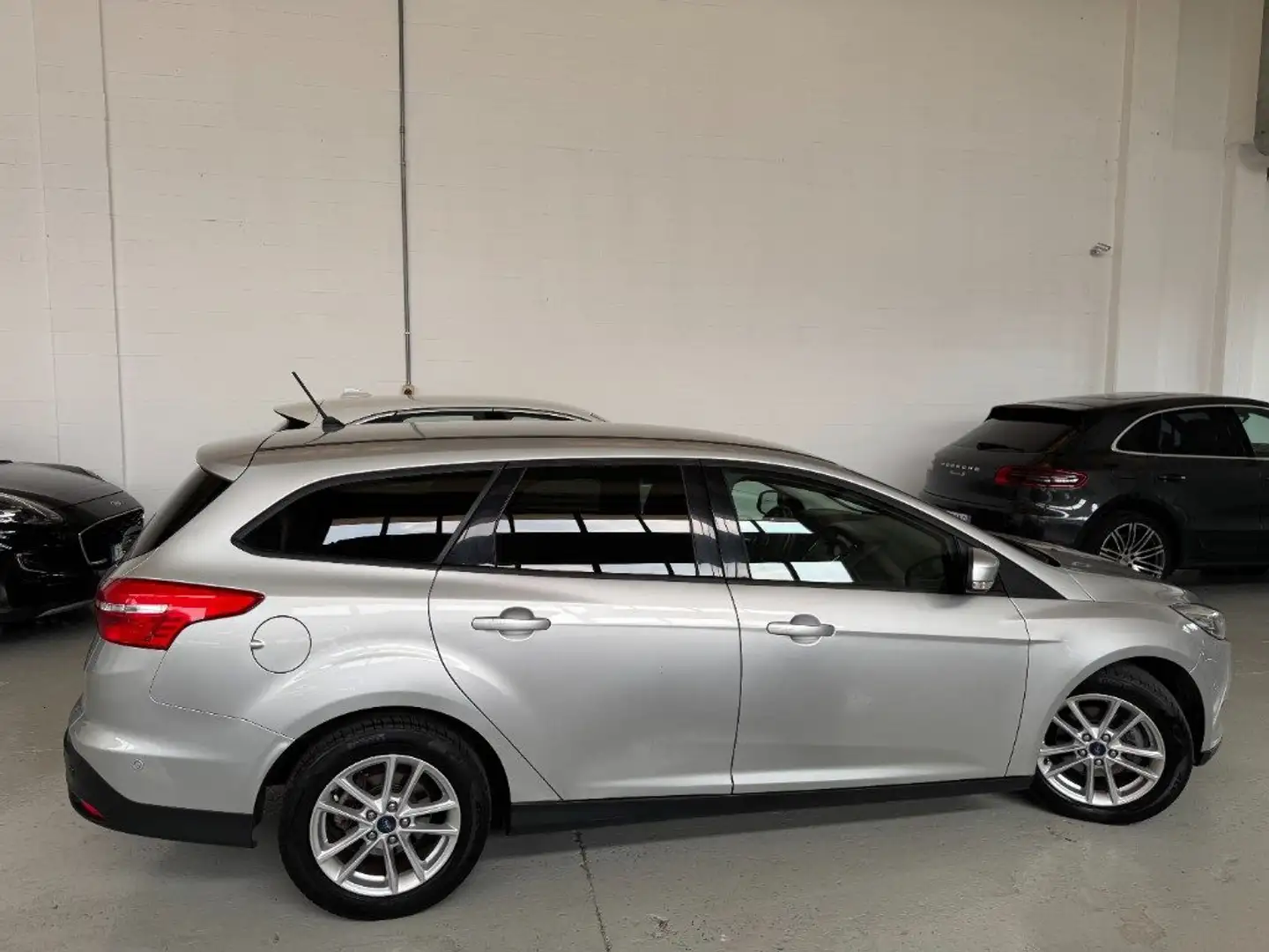 Ford Focus 1.0 EcoBoost 100C SW Business Argent - 2