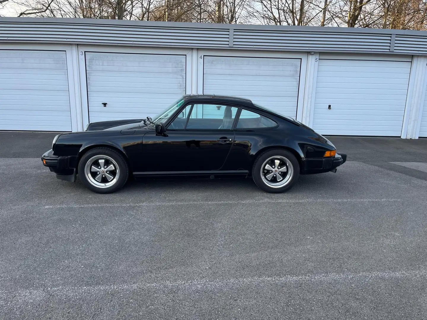 Porsche 911 Carrera Schwarz - 1