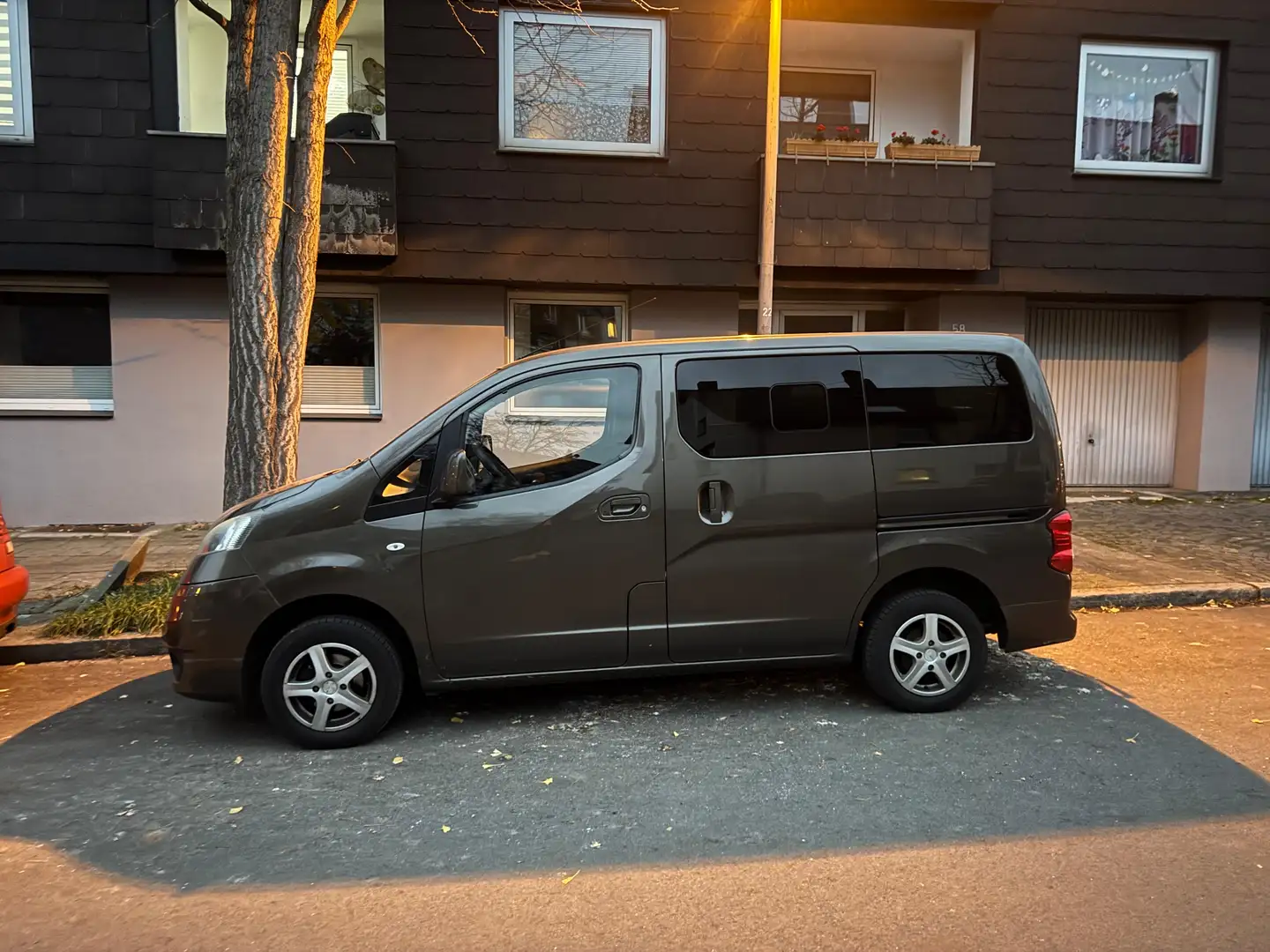 Nissan Evalia Evalia Tekna 7 Sitz Benzin LPG Kamera Klima Ahk Braun - 1