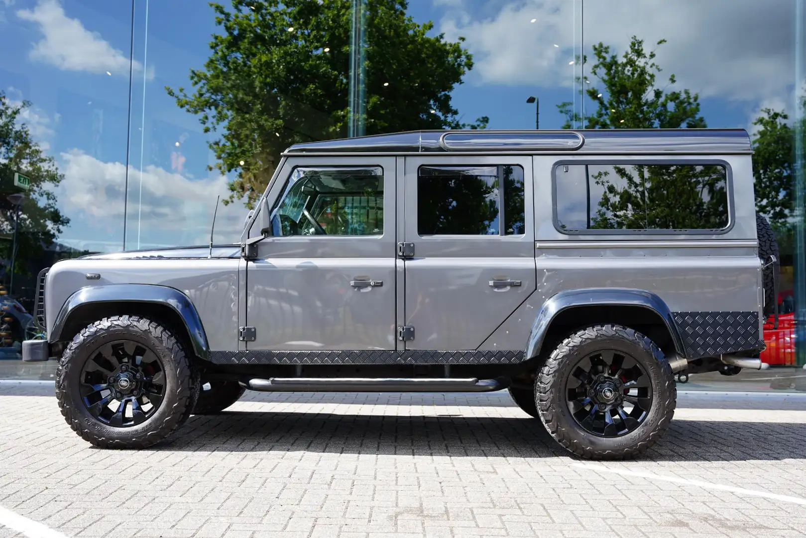 Land Rover Defender TD5 110 X-Tech 9-Persoons Automaat Grijs - 2