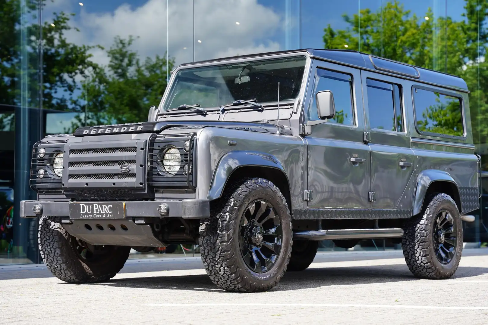 Land Rover Defender TD5 110 X-Tech 9-Persoons Automaat Grijs - 1