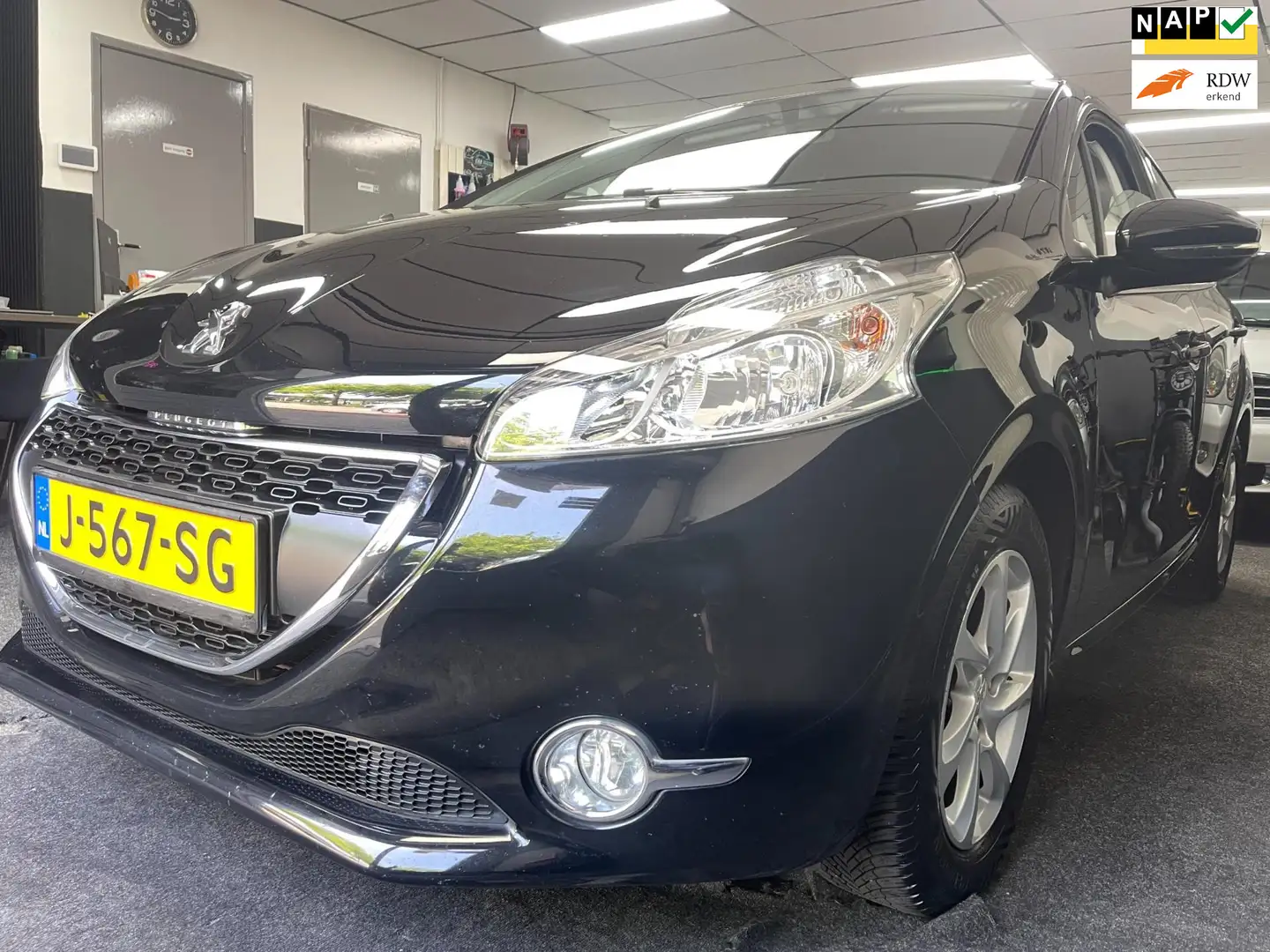 Peugeot 208 1.2 PureTech Style Zwart - 1