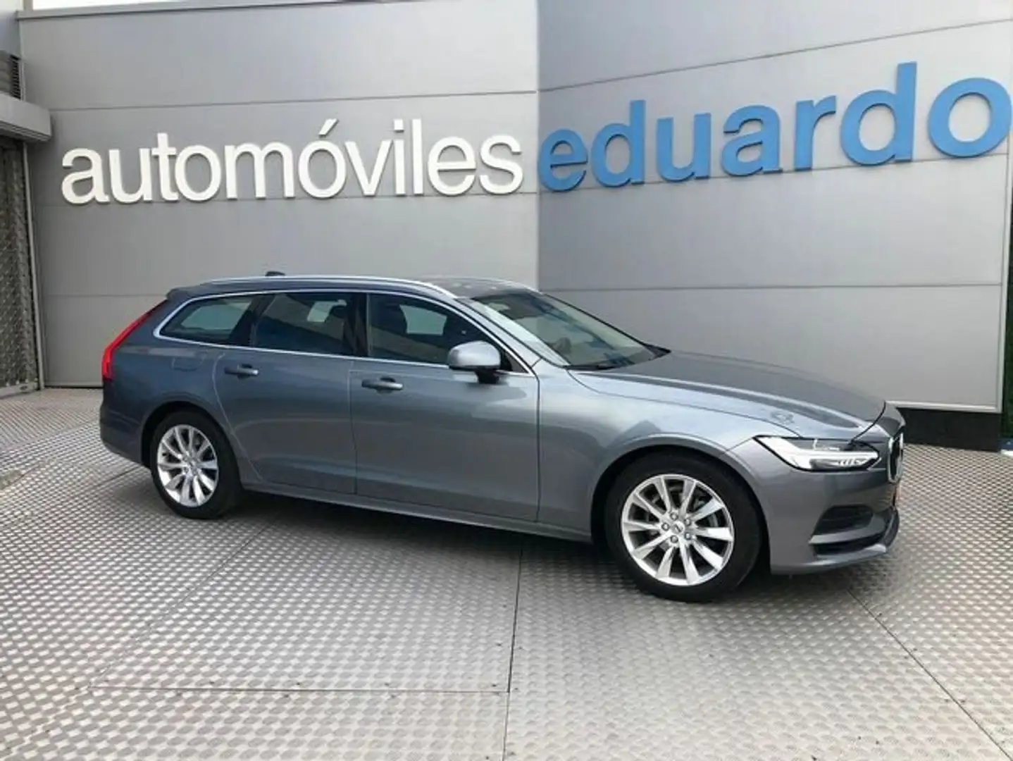 Volvo V90 D3 Momentum Aut. 150 Gris - 1