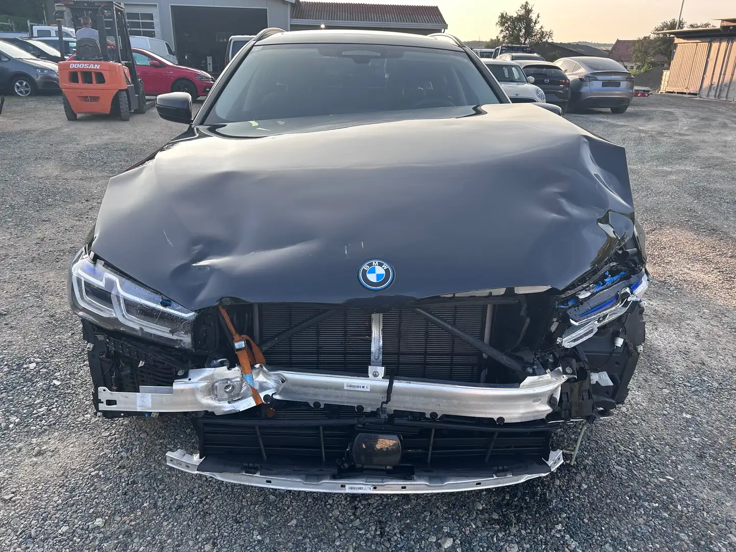 BMW 530 e Luxury Line Aut Leder Navi Laser Unfallauto Zwart - 2