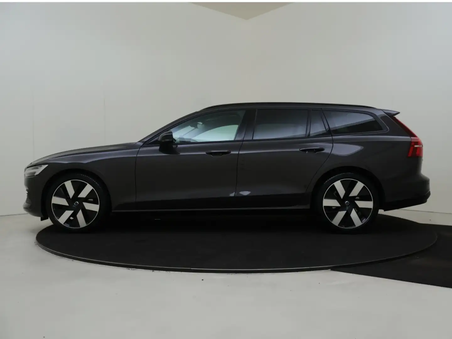 Volvo V60 B3 Essential Edition | Dodehoekdetectie | Achterui Grijs - 2