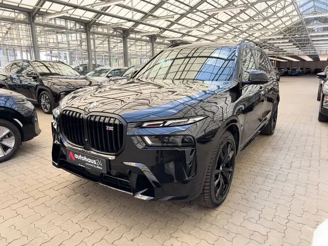 BMW X7 view 3