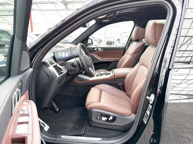 BMW X7 view 8