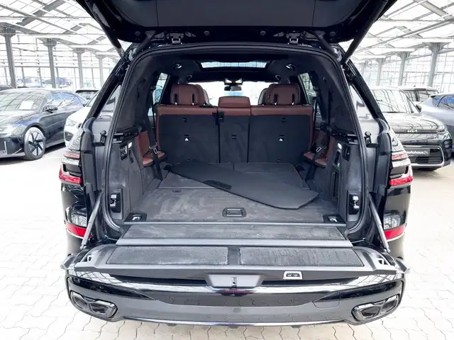 BMW X7 view 6