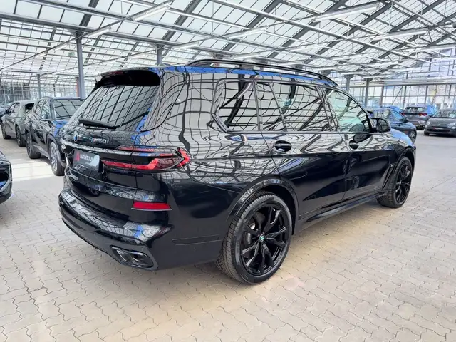 BMW X7 view 5