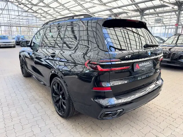 BMW X7 view 4