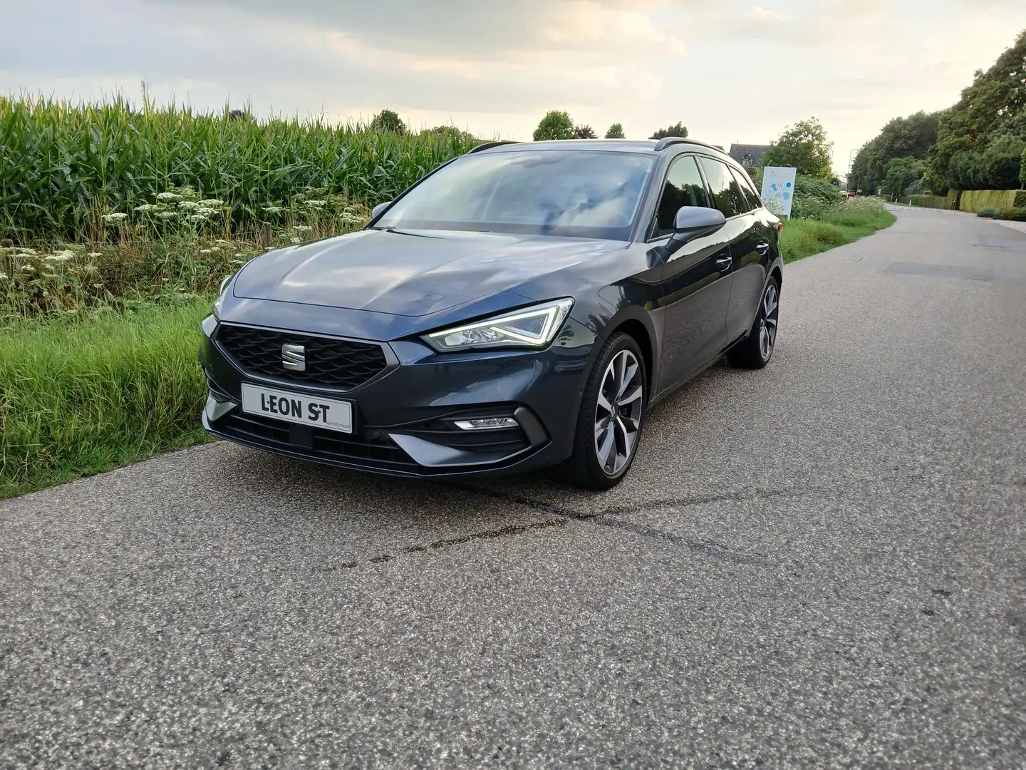 SEAT Leon Sportstourer 1.5 eTSI FR Business Intense DSG-7 + Gris - 2