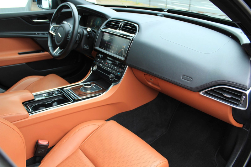 Jaguar XE 25t+PANORAMA+KAMERA+AHK+NAVI+LEDER — photo 14