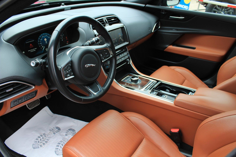 Jaguar XE 25t+PANORAMA+KAMERA+AHK+NAVI+LEDER — photo 15