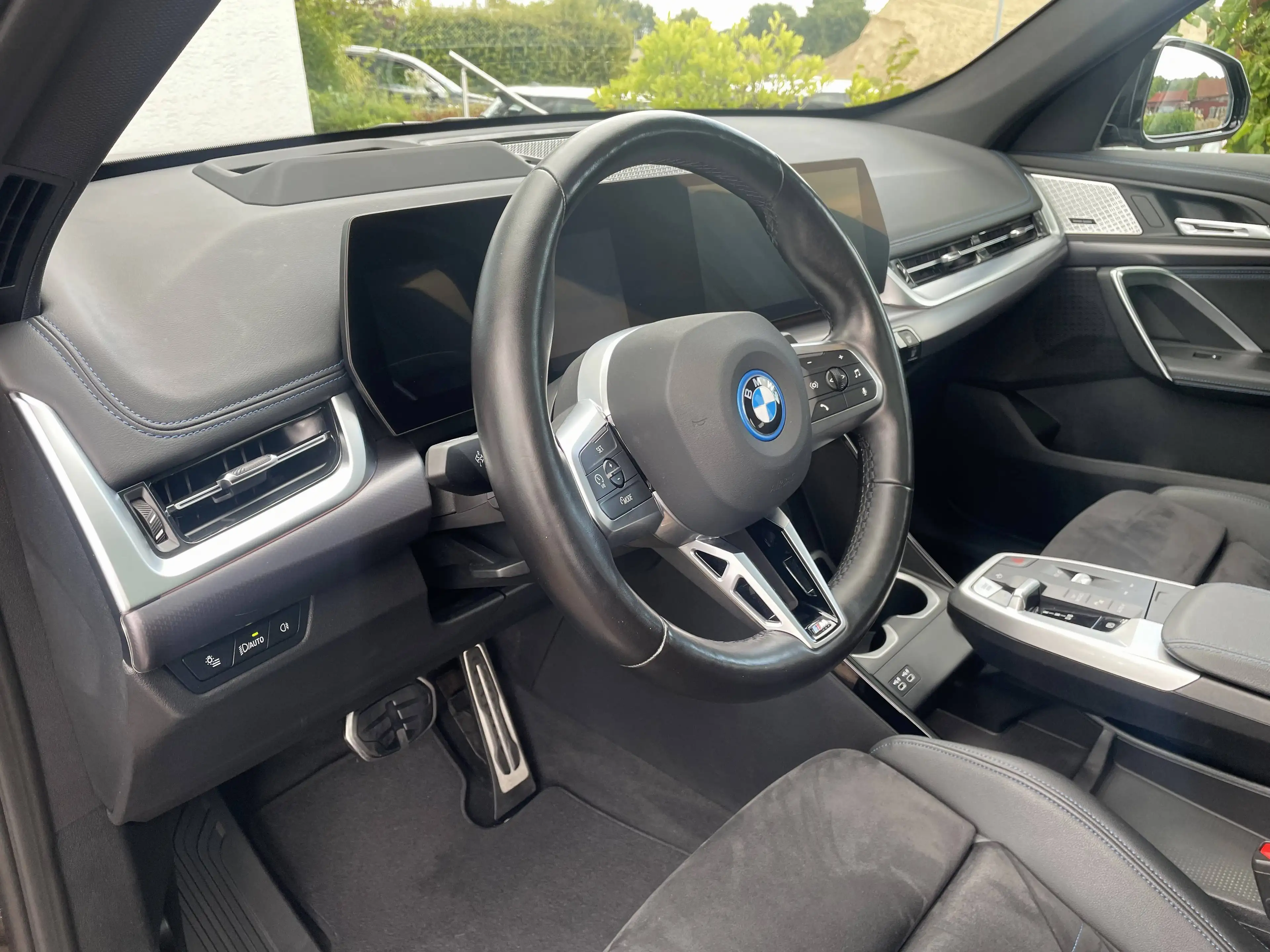 BMW iX1 xDrive 30 M Sport AHK Massage 360° HUD ACC — photo 10