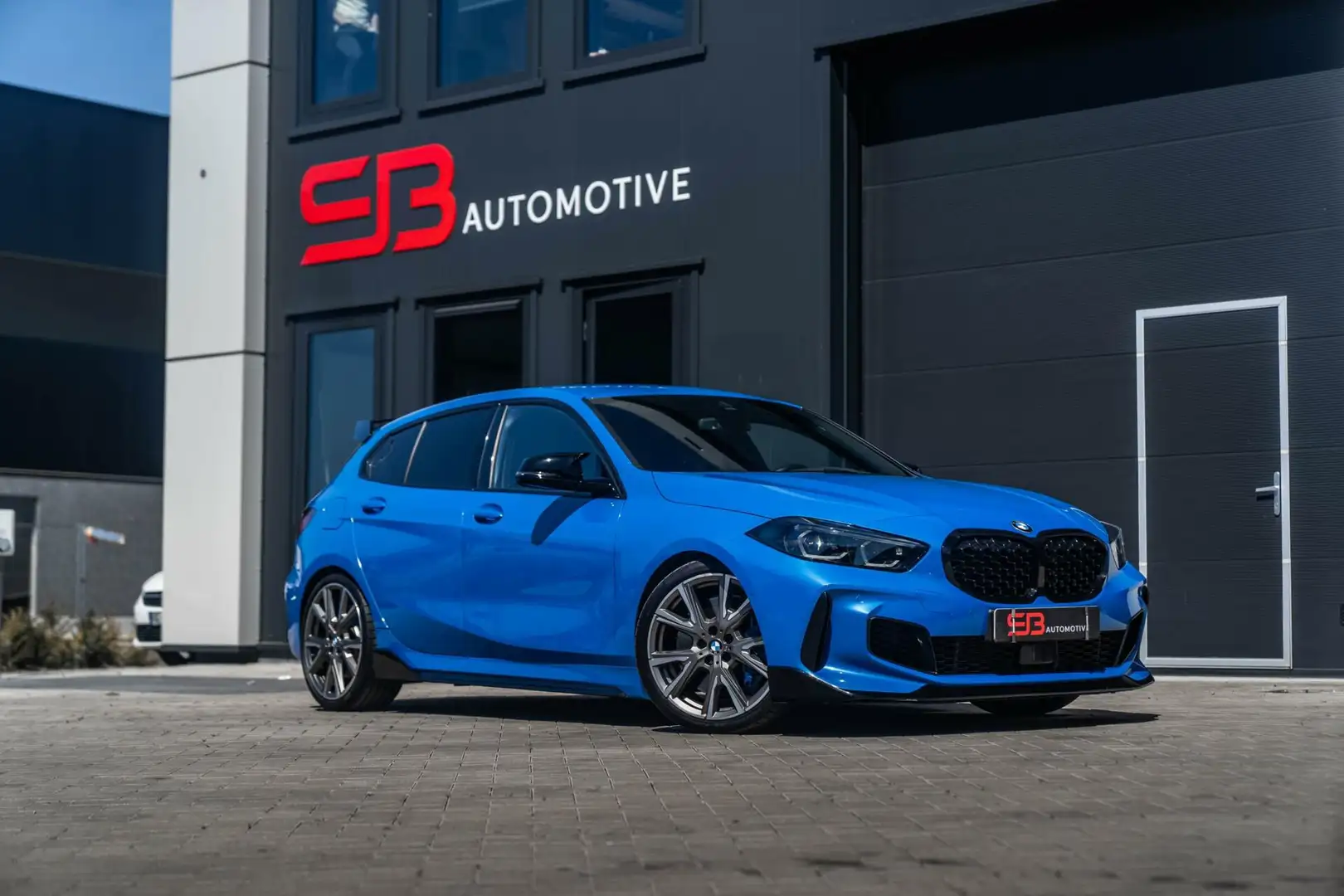 BMW 135 1-serie M135i xDrive Business Edition Plus Blauw - 1