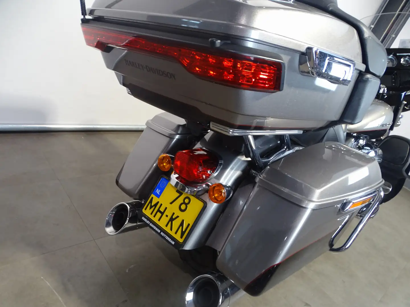 Harley-Davidson Low Glide ULTRA Grijs - 2