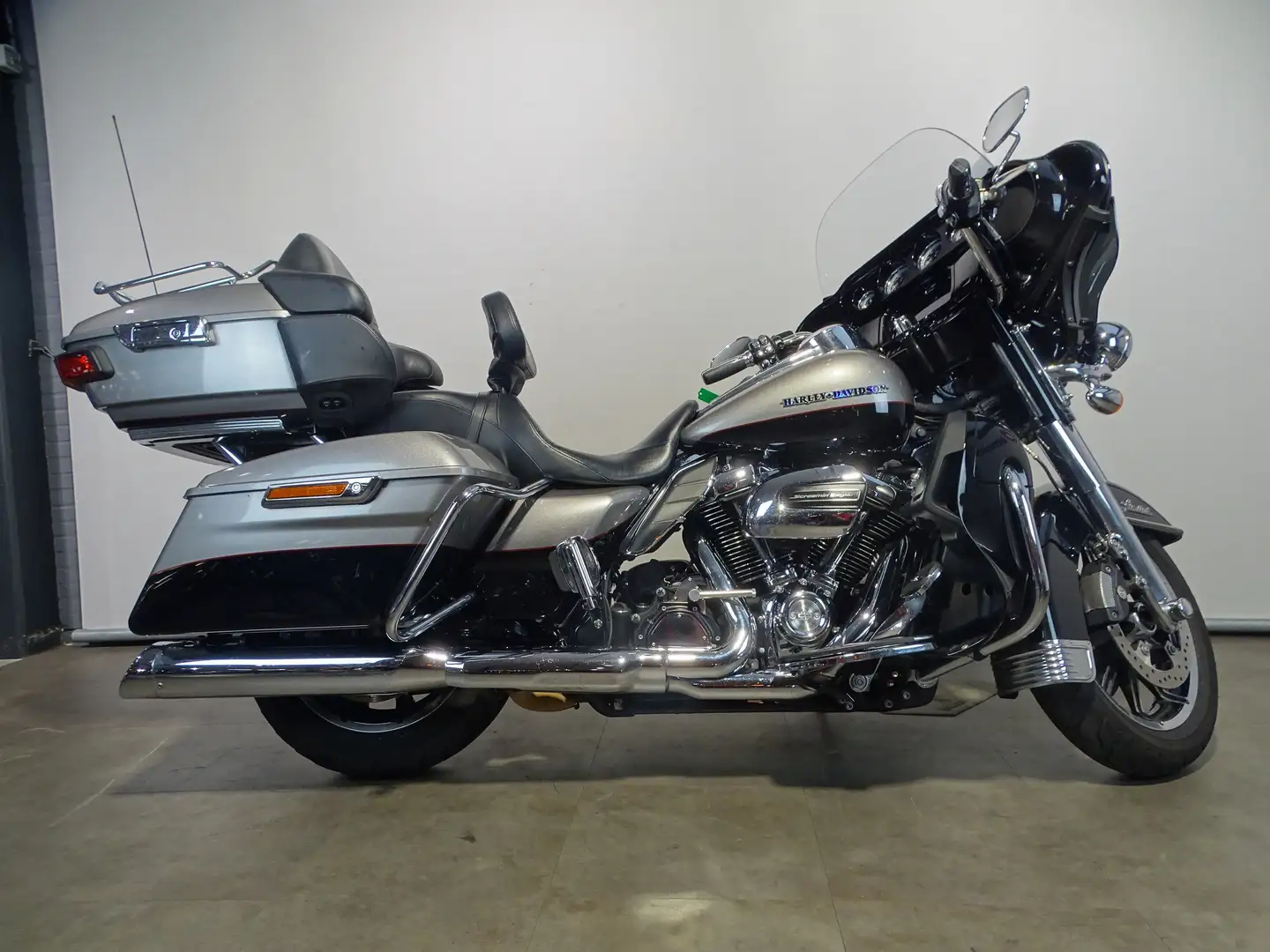 Harley-Davidson Low Glide ULTRA Grijs - 1