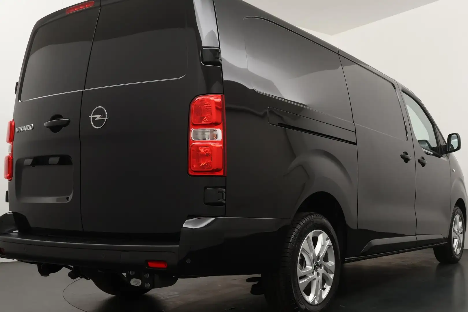 Opel Vivaro 2.0 Diesel 145PK L3 | 3-Pers. | BPM Vrij! | Nieuw Zwart - 2