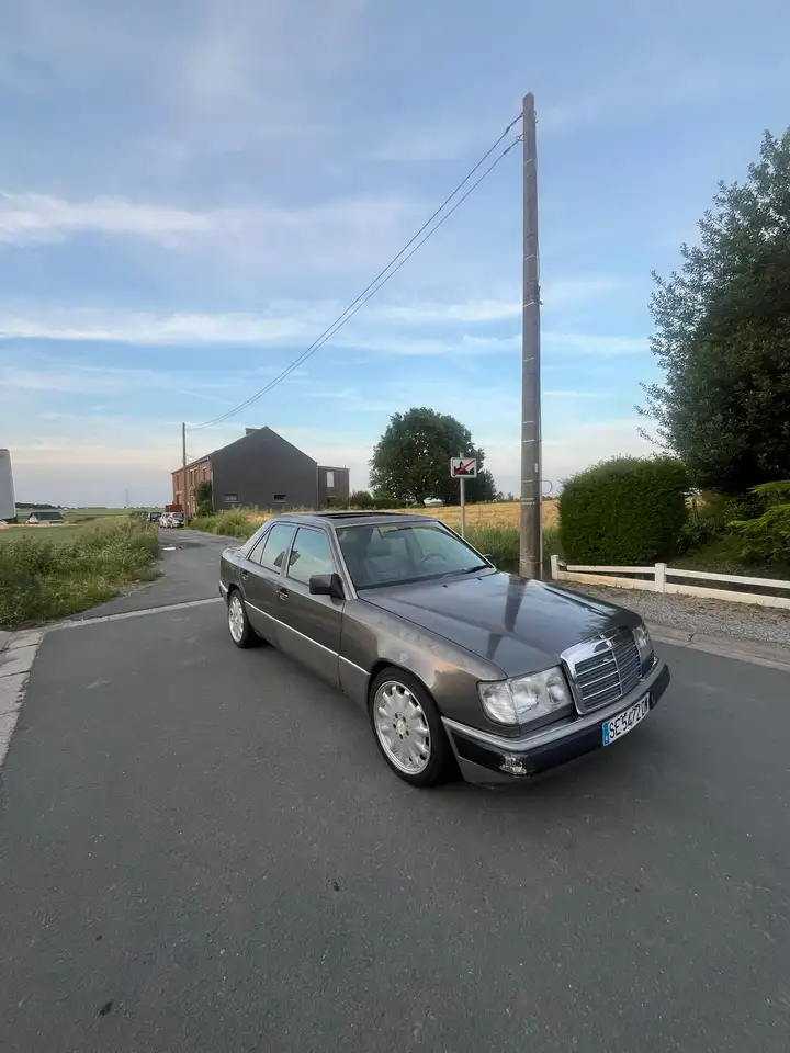 Mercedes-Benz E 300, foto 1