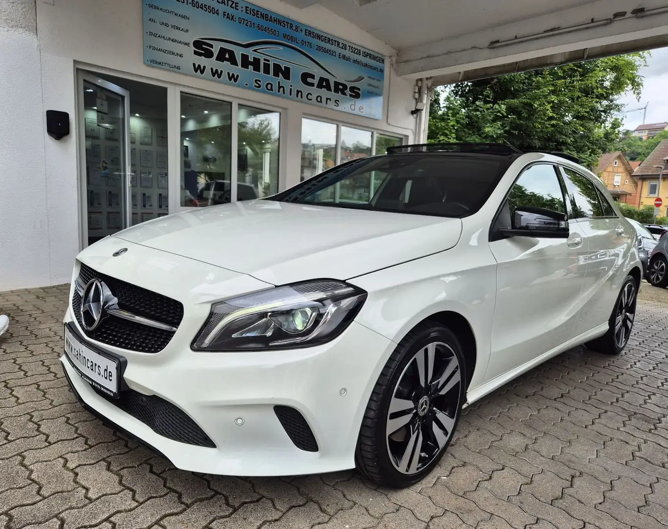 Mercedes-Benz A 250 BlueEfficiency LED/PANO/NAVI/PDC Weiß - 1