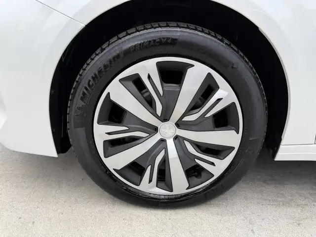 Peugeot 208 view 12