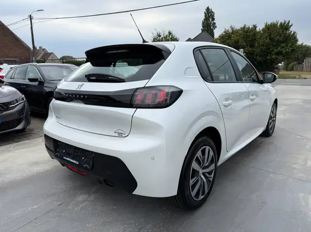 Peugeot 208 view 5