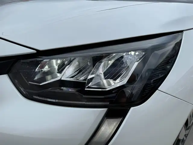 Peugeot 208 view 11