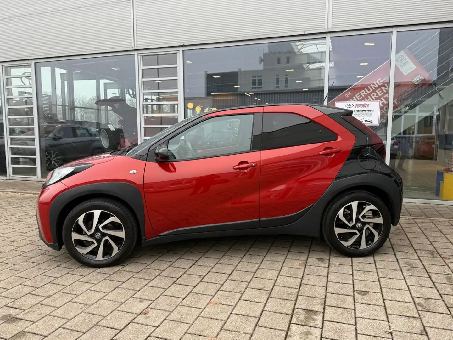 Toyota Aygo X Pulse Rot - 2