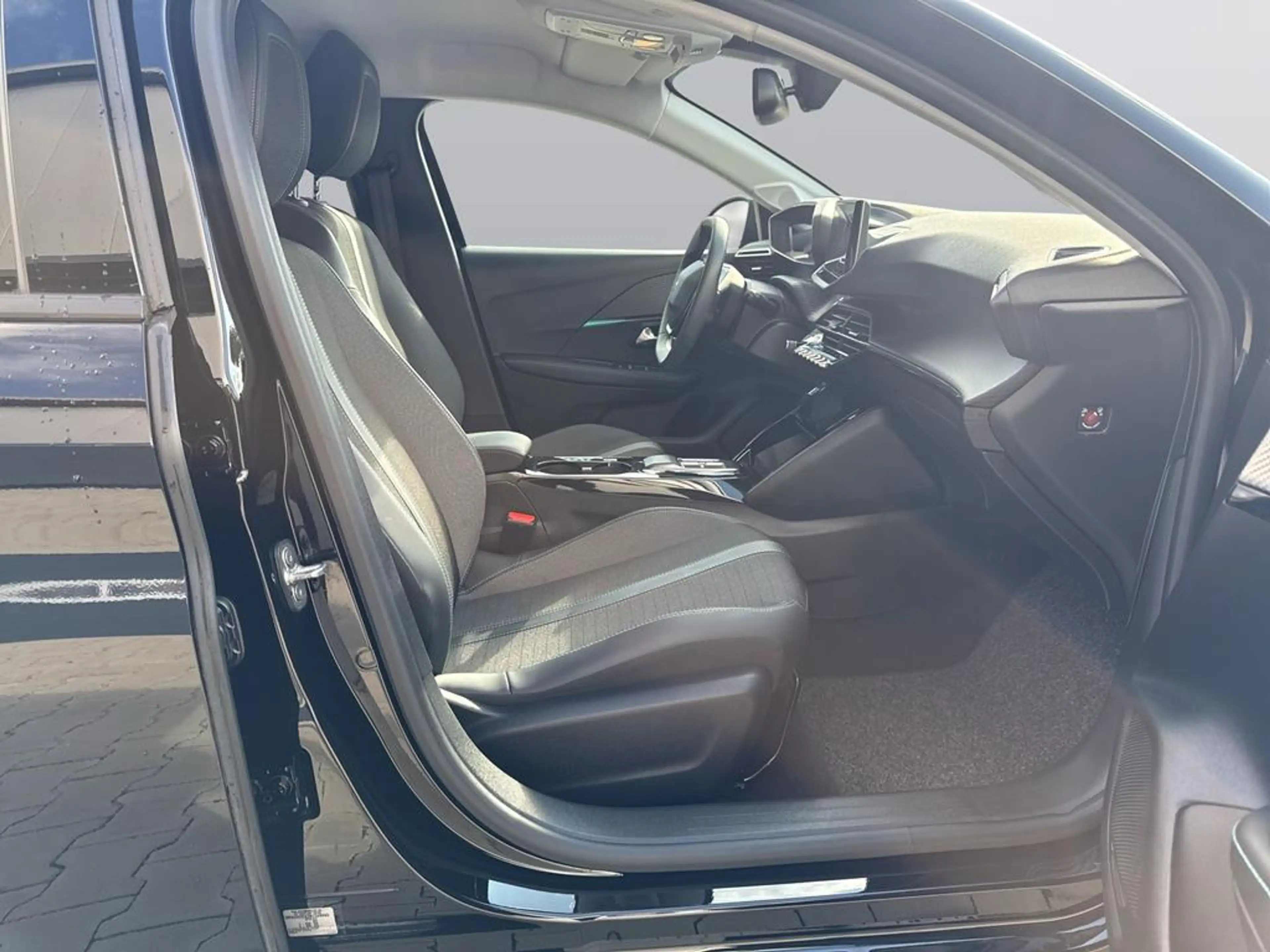 Peugeot 208 e-208 136 Allure Pack — photo 11