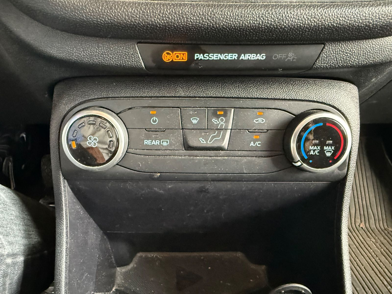 Ford Fiesta 1,0 EcoBoost 74kW Cool & Connect°1Hand — photo 14