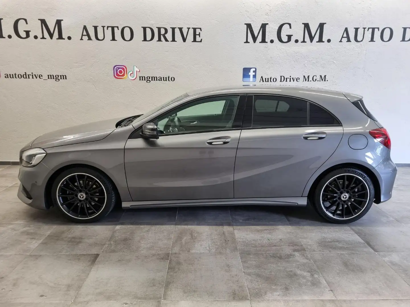 Mercedes-Benz A 180 Premium Grau - 2