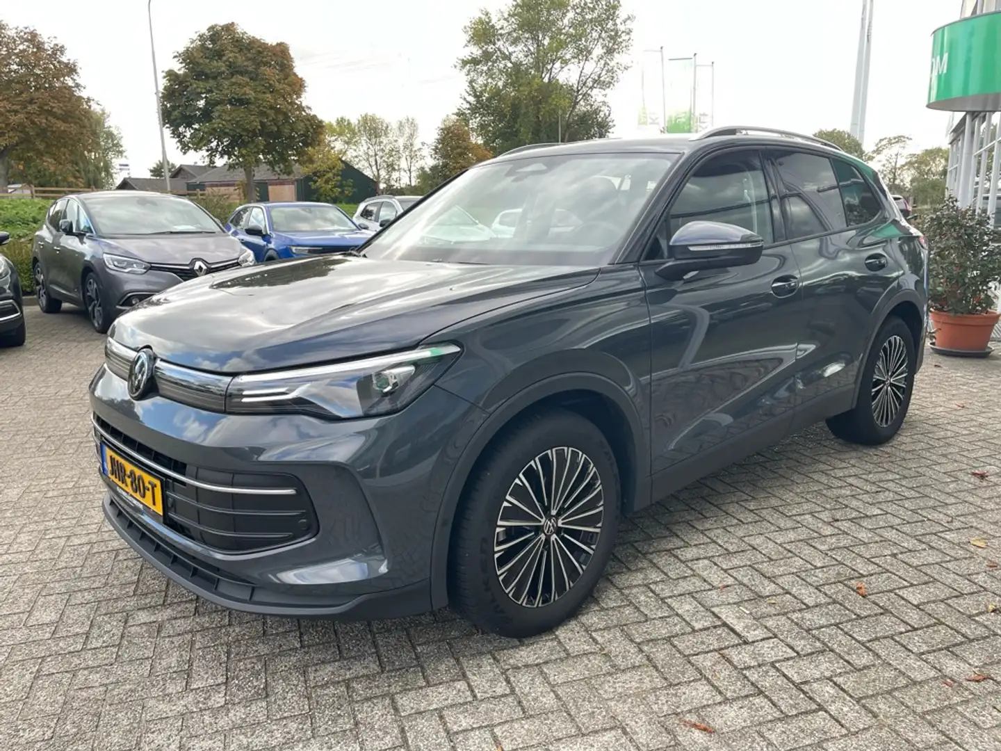 Volkswagen Tiguan Tiguan 1.5 eTSI Life, Nav, Carplay, Stoelverw, Cam Grijs - 2
