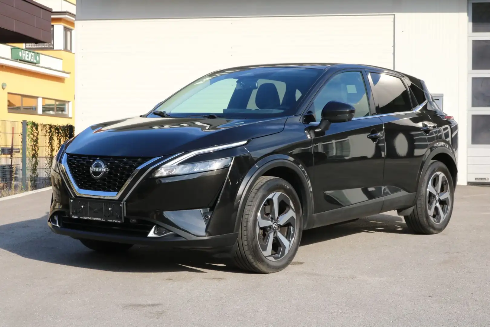Nissan Qashqai 1,3 DIG-T MHEV N-Connecta Schwarz - 1