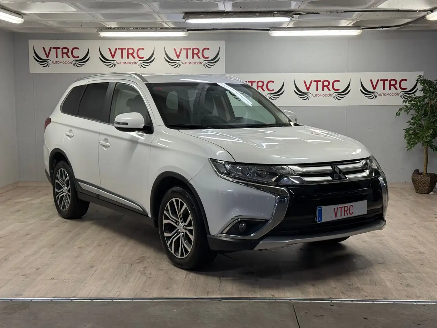 Mitsubishi Outlander 220DI-D Motion 2WD 7pl. Blanco - 1