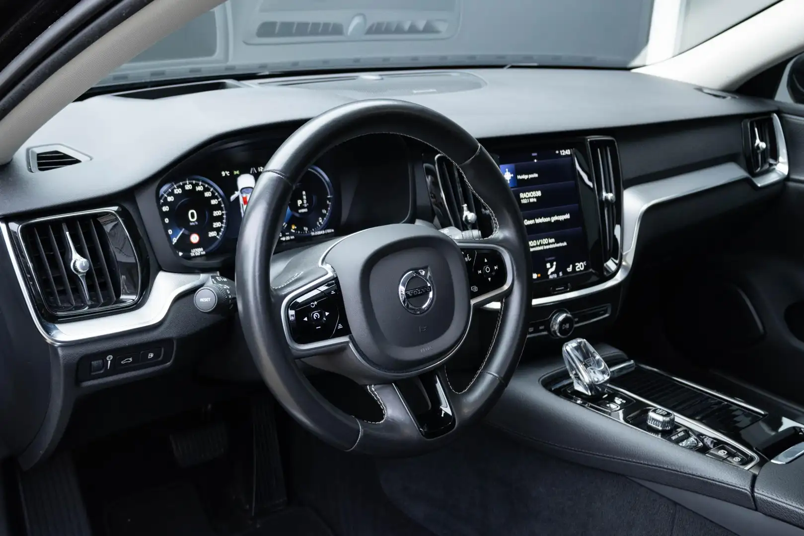 Volvo V60 2.0 T8 Twin Engine AWD Inscription | Panoramisch S Zwart - 2