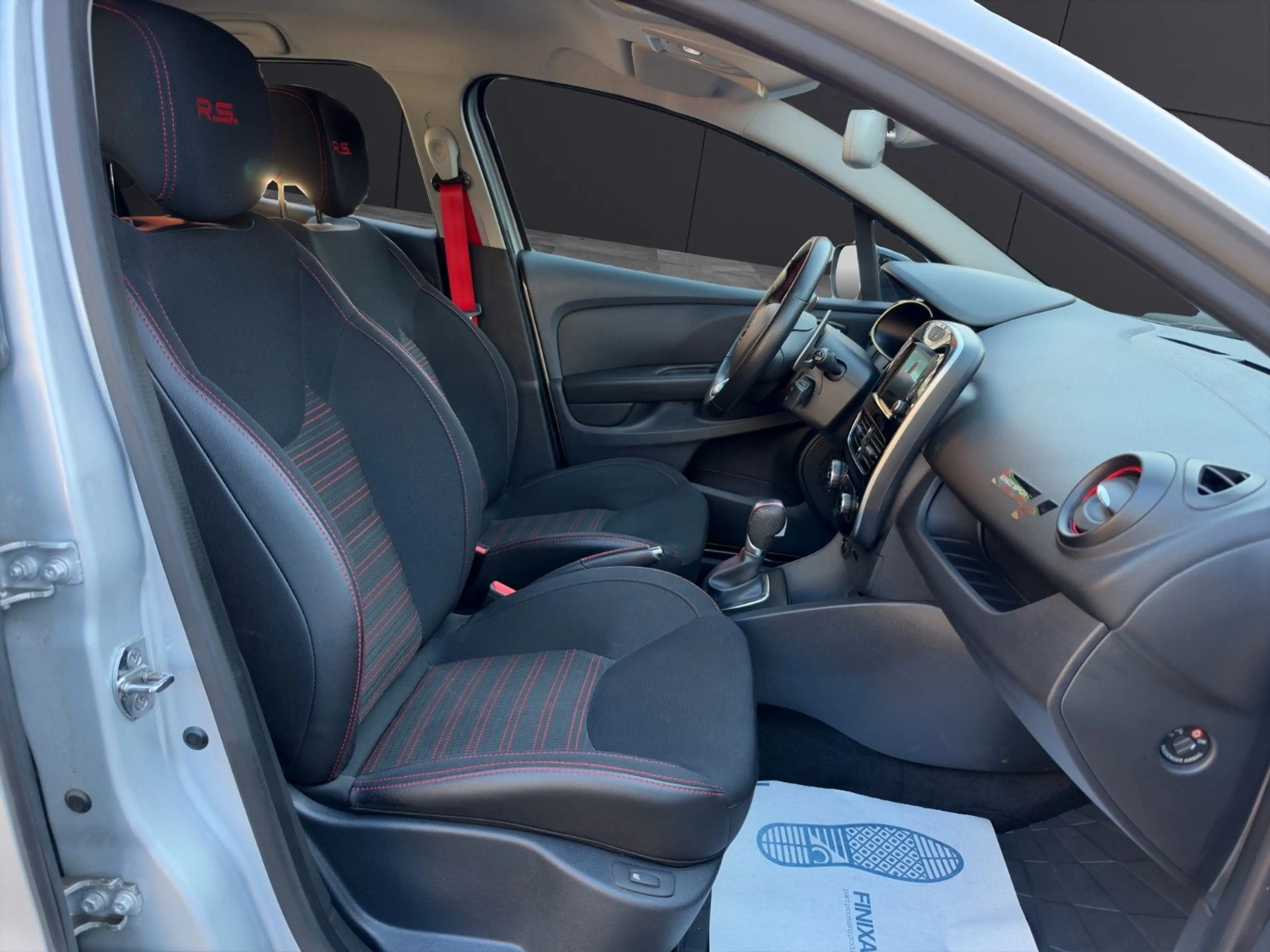 Renault Clio ENERGY TCe 200 EDC R.S. / KAMERA / TRAUM — photo 11