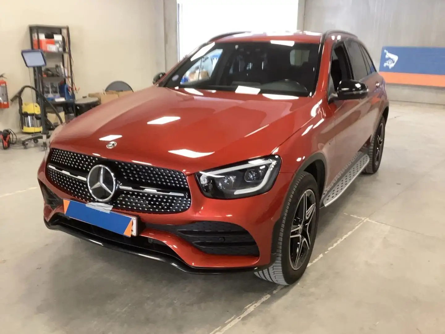 Mercedes-Benz GLC 300 GLC 300 de 4Matic 9G-TRONIC AMG Line Red - 1