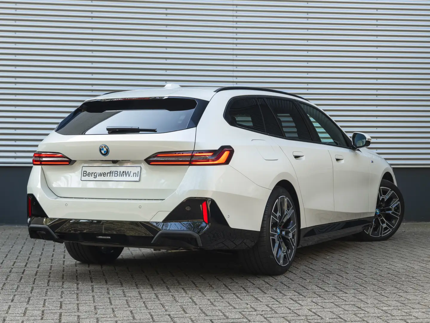 BMW 550 5-serie Touring 550e xDrive M-Sport Pro - Pano - D Wit - 2