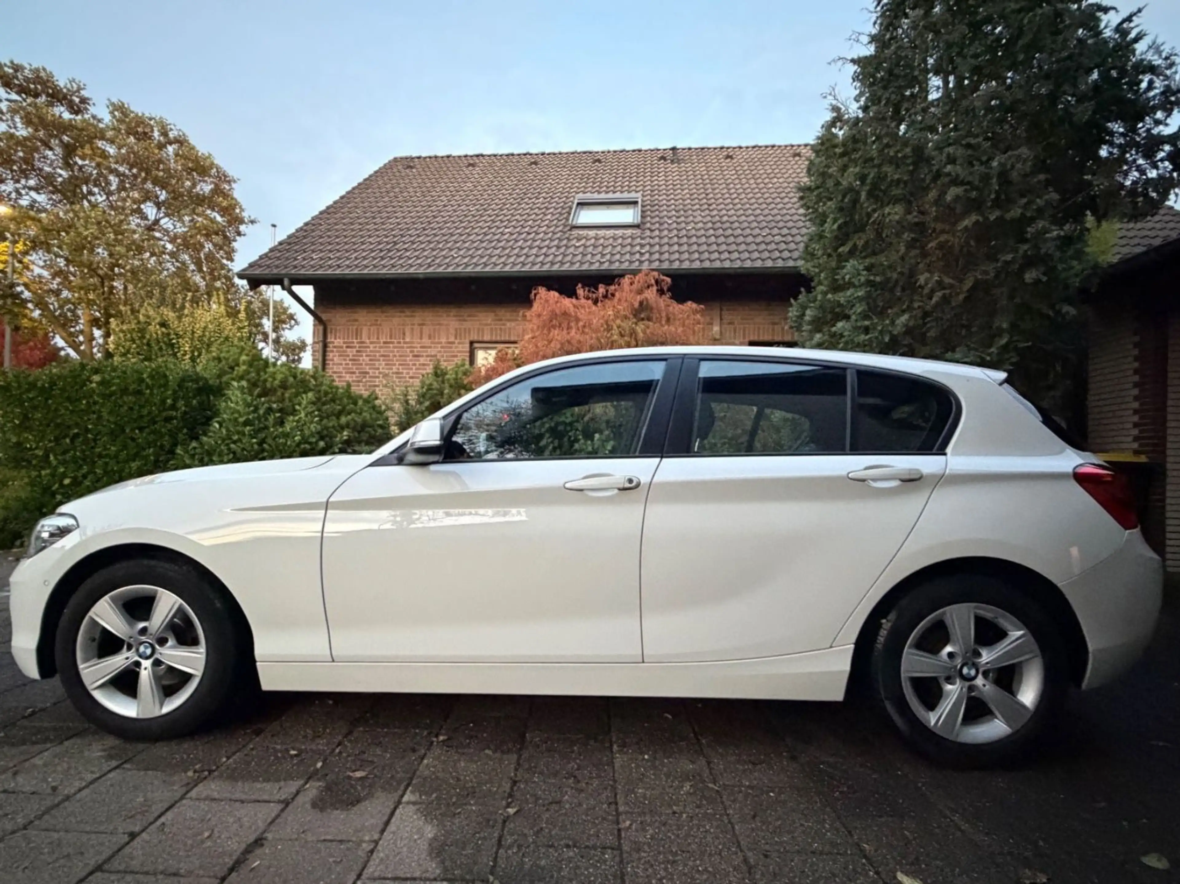 BMW 120 i*5-trg.*automatik*Leder*keyless*Navi*Tempo — photo 5