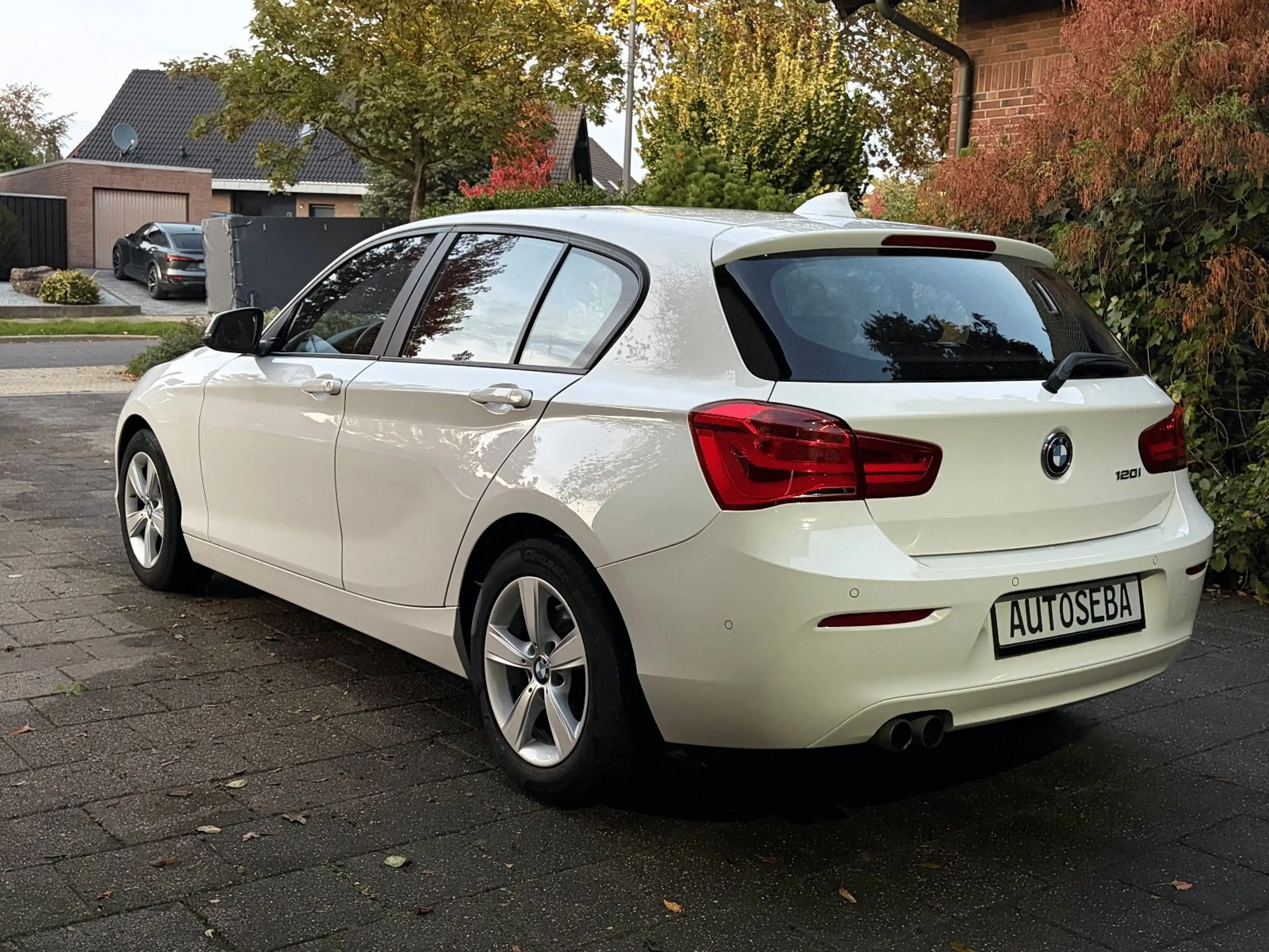 BMW 120 i*5-trg.*automatik*Leder*keyless*Navi*Tempo — photo 4
