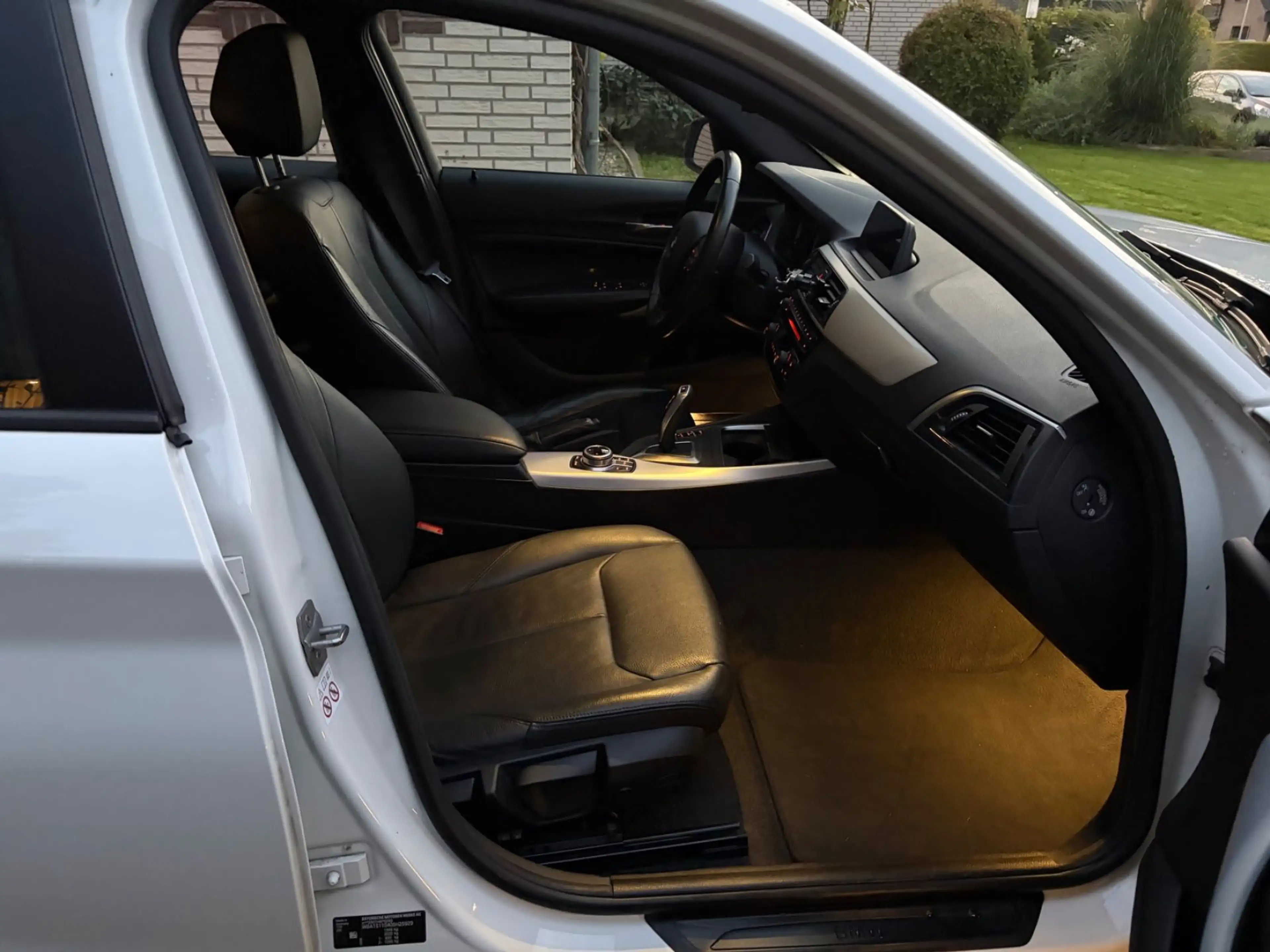BMW 120 i*5-trg.*automatik*Leder*keyless*Navi*Tempo — photo 14