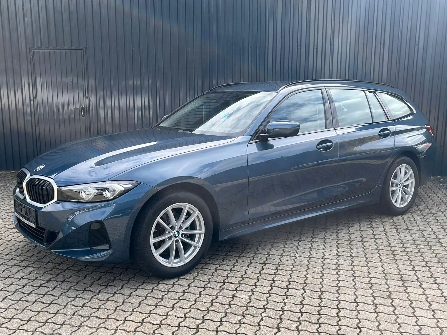 BMW 318 i Aut. Touring LCI /Kamera/Komfortzug/LED Blau - 2