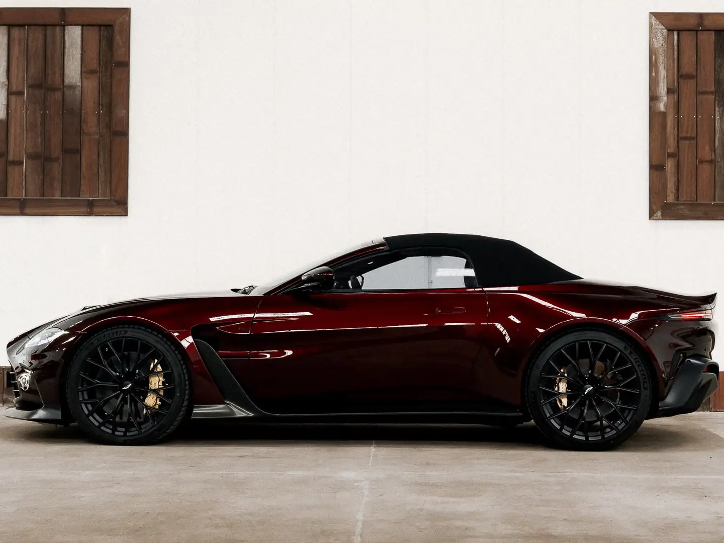 Aston Martin Vantage V12 Roadster / 1 of 249 - 2